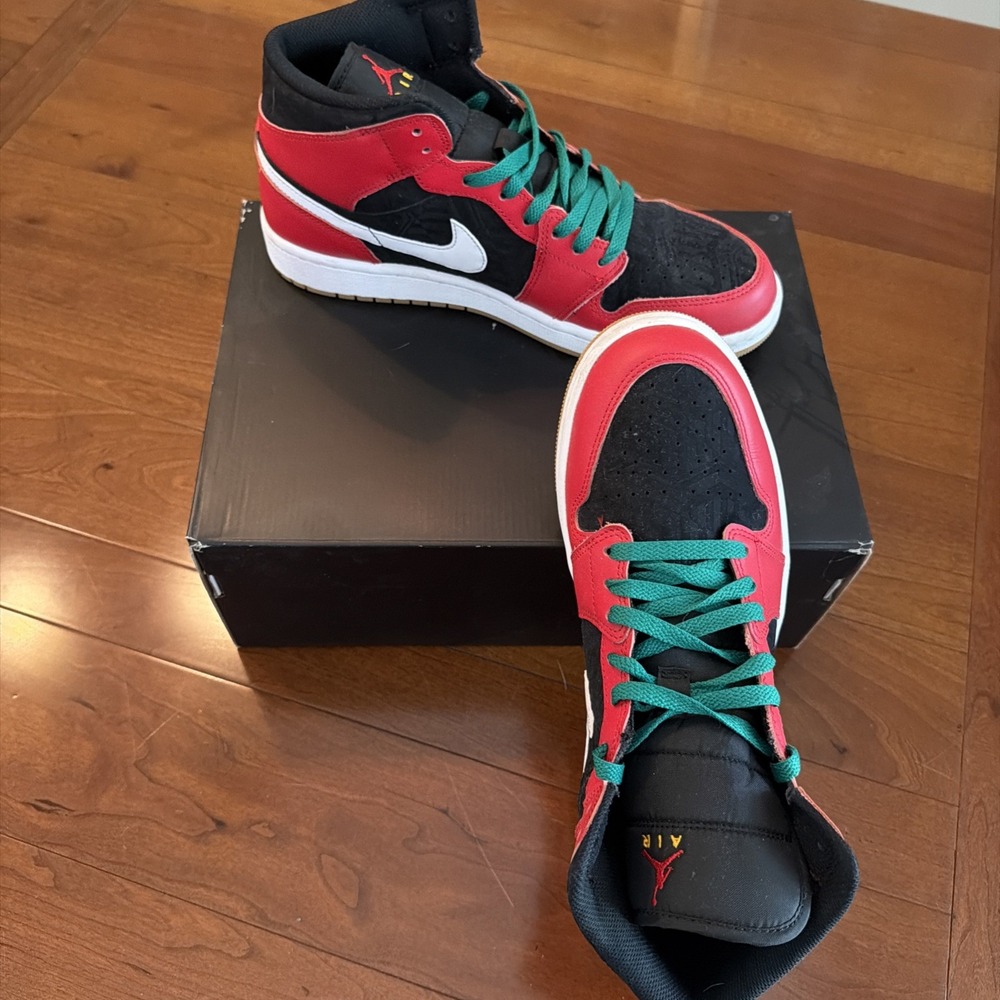 Air Jordan Mid SE, Christmas Edition, Extra Laces Included - Picture 6 of 9